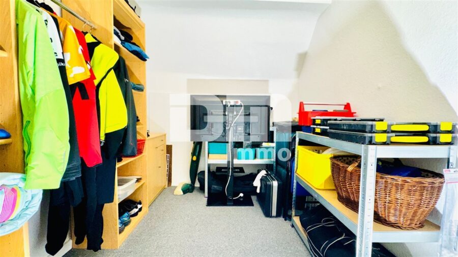 Modernisiertes Ein- bis Zweifamilienhaus mit Maisonettebereich in Traumlage - DG Abstellraum